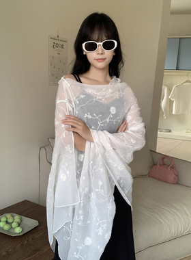 文艺名族风刺绣花朵盘扣披肩夏季薄款防晒披肩白色旅游丝巾女围巾