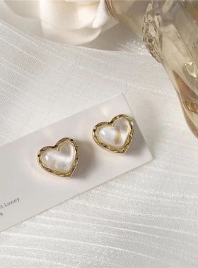 Trendy Vintage Heart Earring Women Classic Black White Stud