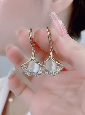 Luxury Fashion Temperament Pendant Gingko Leaf with Zircon