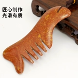 Сибин Хонли расчесал расческа на голове, коже головы и волос.