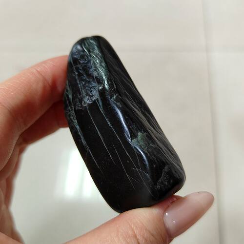 82克和田玉黑碧玉原石 新疆无墨点黑碧玉特色玉石小块样品手玩料 - 图1