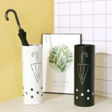 Рисование зонтичного хранения стойки, расположенная на дверь бытового входа в дверь, чтобы хранить артефакты зонтиков для хранения зонтикового ковша металл