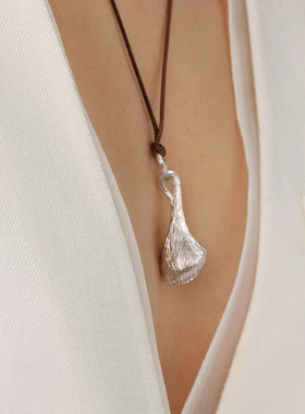 Céleste贝纹拉丝皮绳项链女