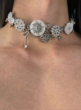 原创 广寒系列中式朋克冬日雪花钛钢项链重工钮扣锁骨链