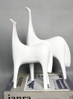 树脂工艺品对马摆件立式抽象动物马阁楼卧室办公室家居装饰品摆件
