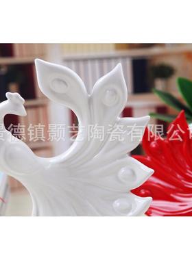 供应景德镇陶瓷工艺品 款式新颖家居装饰品摆件红白孔雀摆件