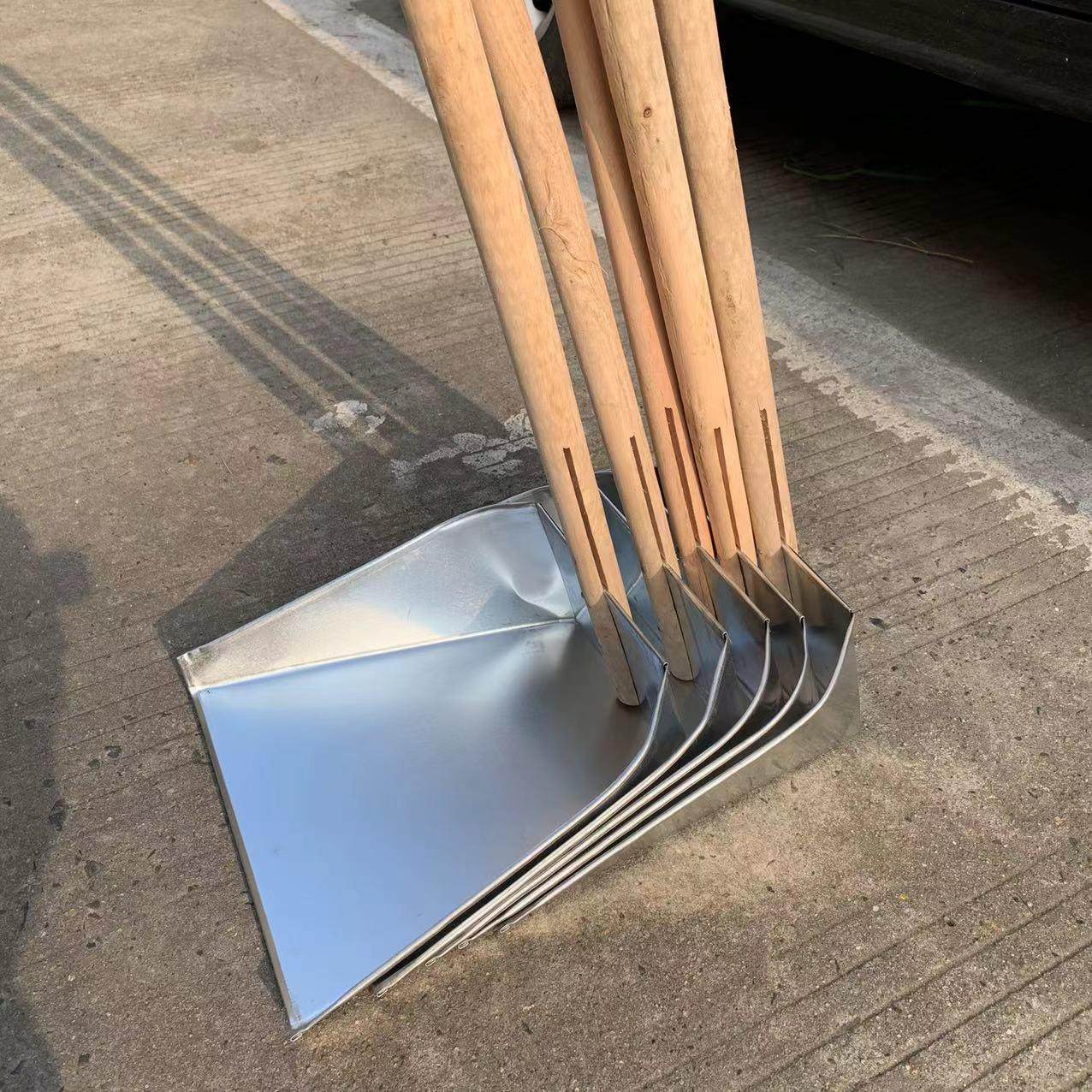 加大加厚木头柄铁畚箕大号单个铁皮畚斗簸箕垃圾斗垃圾铲环卫耐用,淘宝优惠券,粉丝福利购,淘宝优惠卷