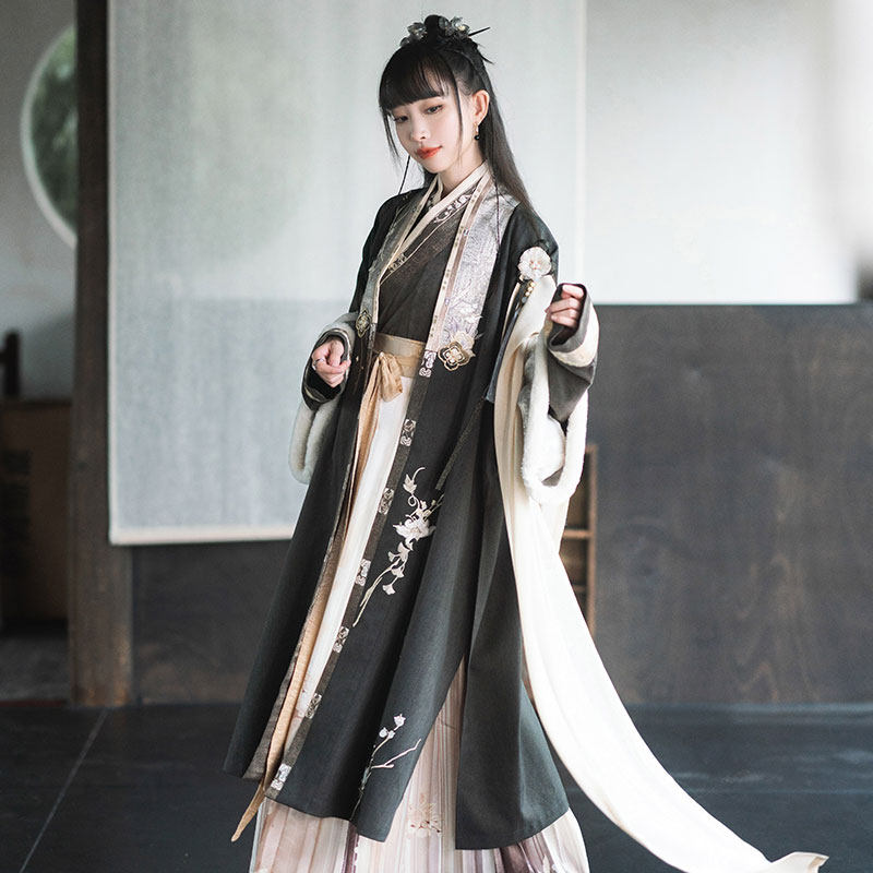 十三余儿[不夜金蝶]绣花对襟小豆蔻 十三余汉服