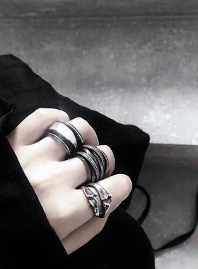 暗黑风弹簧弹力纯银锤面戒指