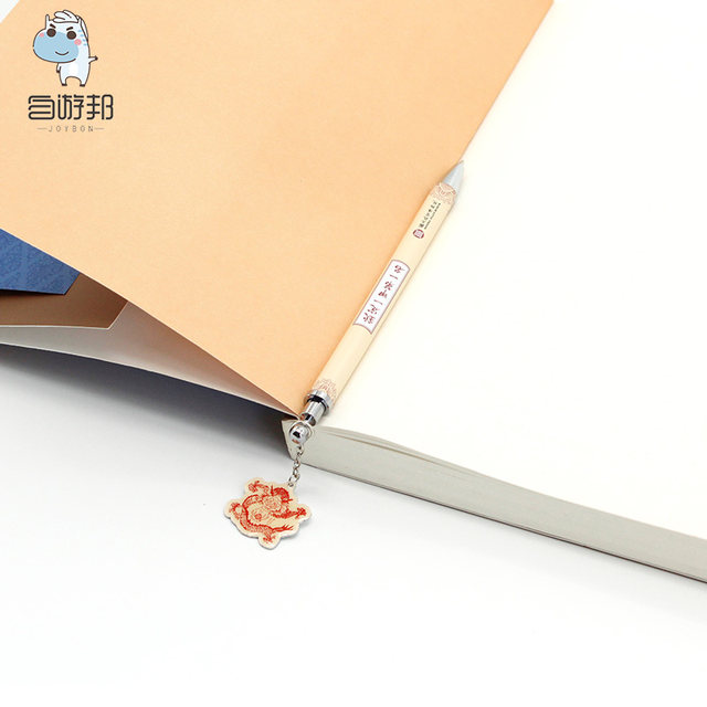 The National Palace Museum in Taipei has designated the No. 1 mechanical pencil student in the first class exam as a gift. It’s a meaningful stationery gift.