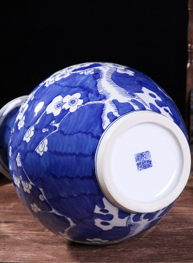 景德镇手绘汾水蓝底梅花赏瓶陶瓷新中式客厅家居博古架摆件青花