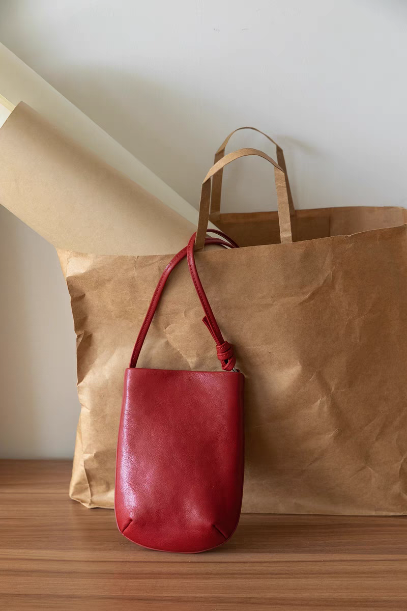 2025年新款复古高级感红色斜跨水桶包百搭通勤简约时尚单肩手机包,淘宝优惠券,粉丝福利购,淘宝优惠卷