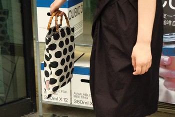 ໃໝ່ 2023 ຖົງໄມ້ໄຜ່ເອີຣົບແລະອາເມລິກາ Retro ງ່າຍດາຍ Polka Dot Black Rice Color Pop Style Tote Bag Handbag Double