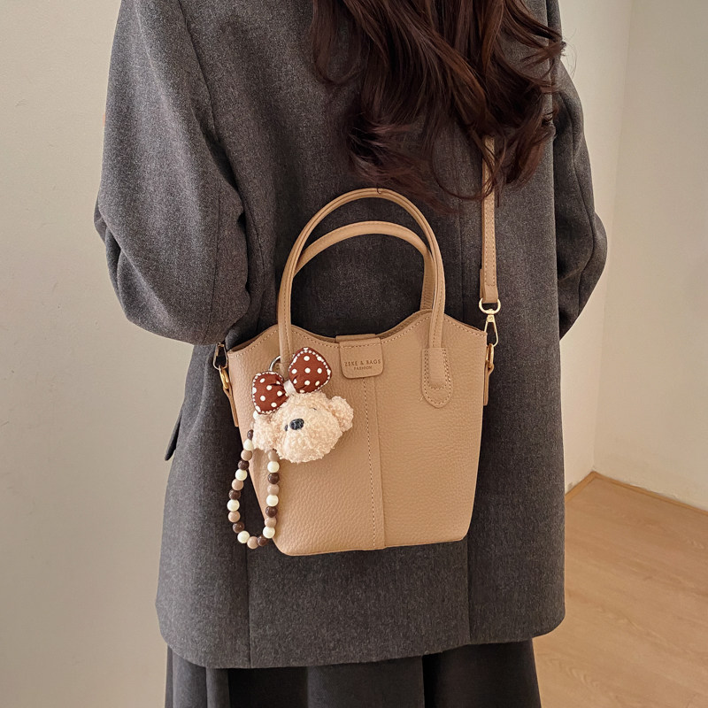 2026新款洋气小众百搭手提水桶包女爆款高颜值轻便通勤单肩斜挎包,淘宝优惠券,粉丝福利购,淘宝优惠卷