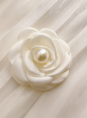 奶白色小香风山茶花胸针