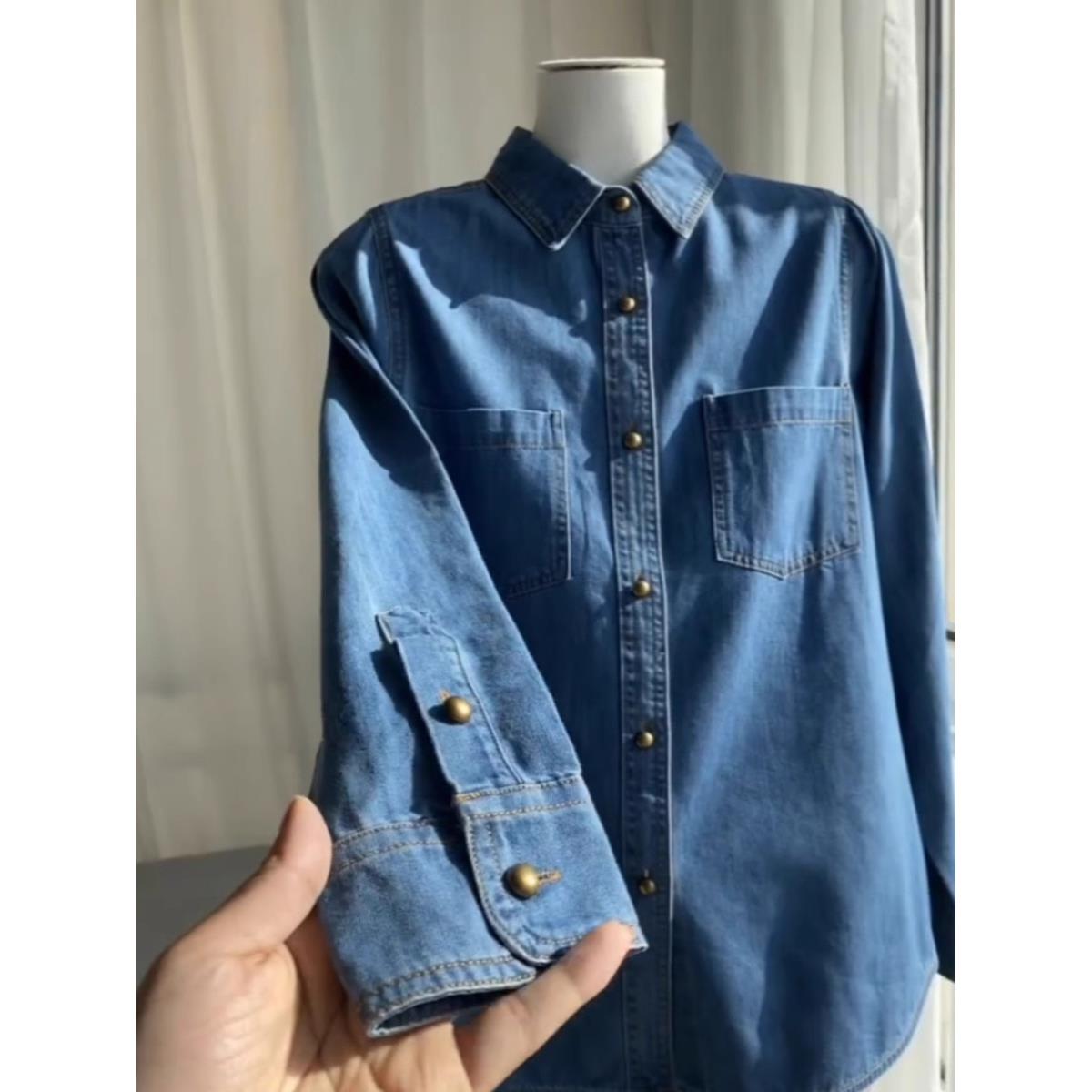 香港TIMO港风覆古蓝色牛仔衬衫女2025年早春宽松叠穿正肩衬衣上衣 - 图3