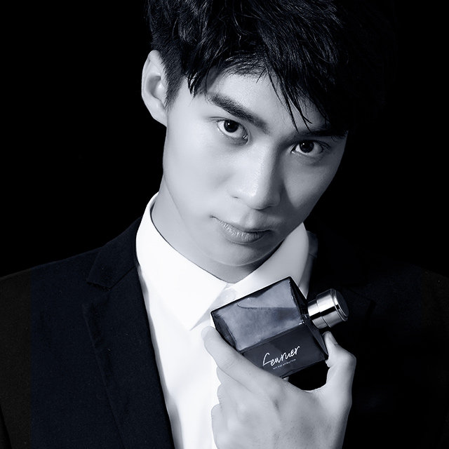 Fewruer woody romantic and elegant men's perfume