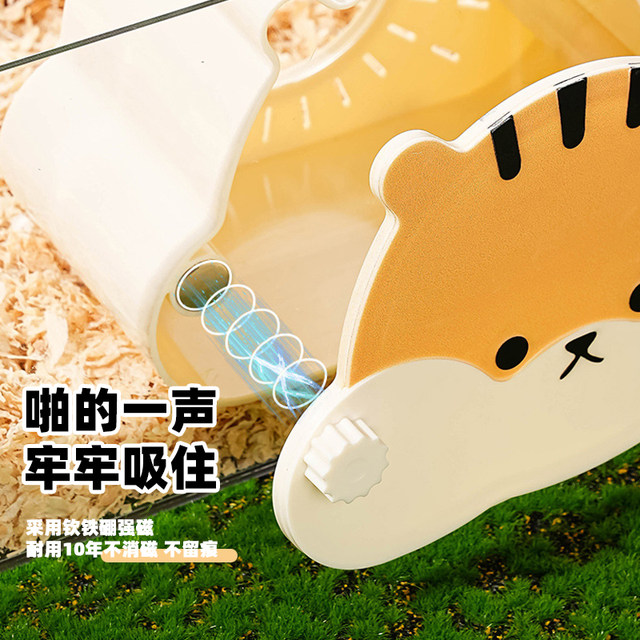 ລ້ຽງຮັງຂອງ hamster ຢ່າງເລິກເຊິ່ງ, ທ່ານສາມາດເບິ່ງເຂົ້າໄປໃນທີ່ພັກອາໄສ, ແລະຜ້າຄຸມສາມາດຍົກໄດ້.