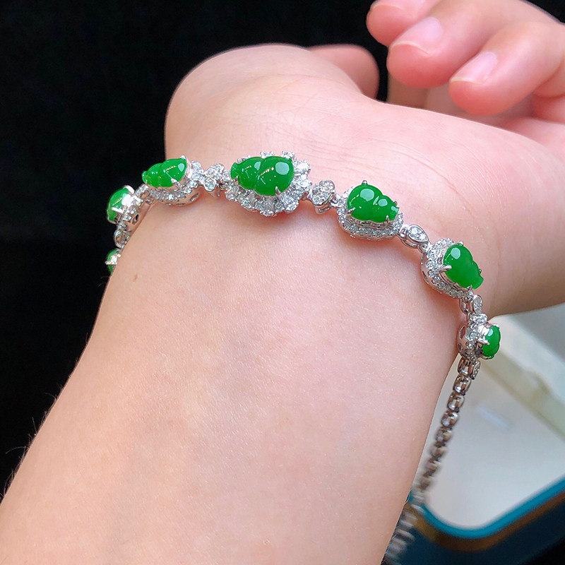 伟德国际叶珂产后复出引发关注天价翡翠戒指成焦点Baby与黄晓明的关系再度被提起！