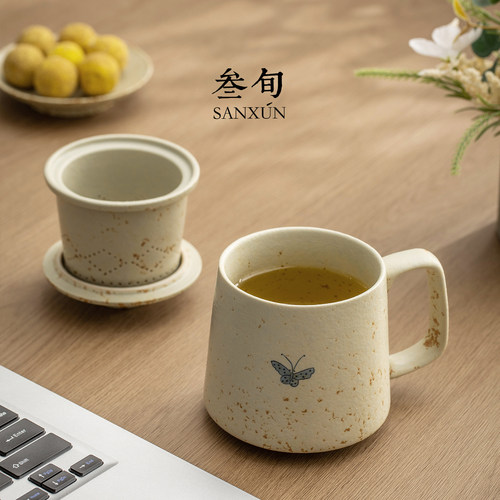 叁旬手绘青花火石红蝶恋花茶杯陶瓷茶水分离杯子办公杯带盖马克杯 - 图1