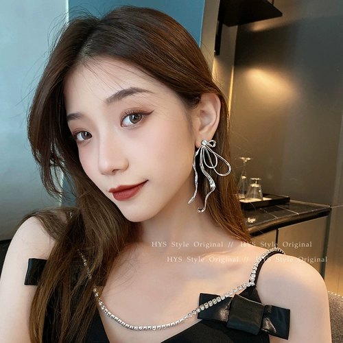 Металлические небольшие дизайнерские серьги с бантиком, европейский стиль, коллекция 2023, изысканный стиль, тренд сезона