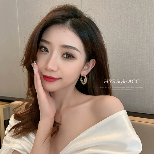 Дизайнерские серьги, тренд сезона, коллекция 2023, легкий роскошный стиль