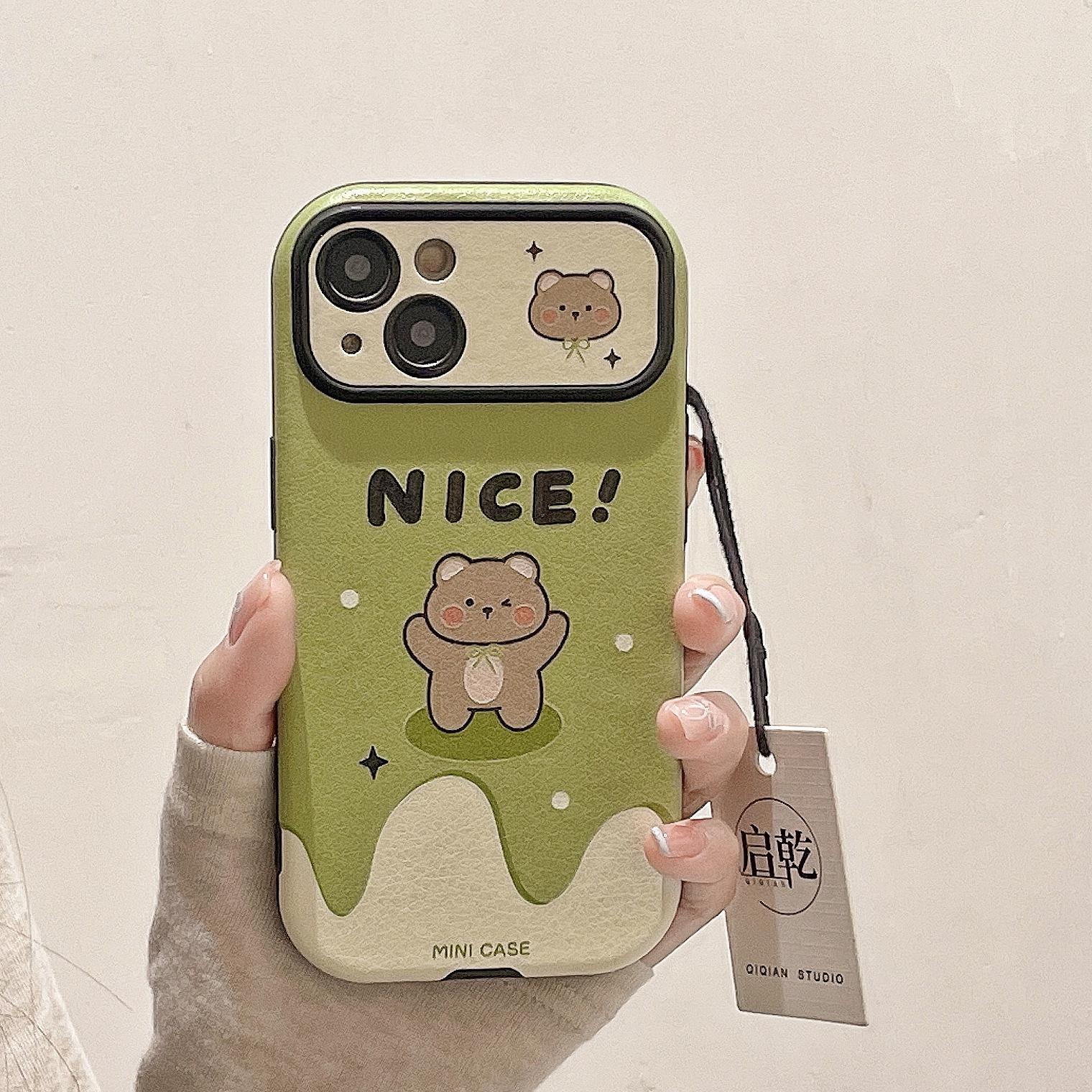 启乾 绿色奶油小熊腕带iPhone15手机壳适用苹果14/13promax皮质软壳12手提11链条挂绳少女心可爱卡通小众新款