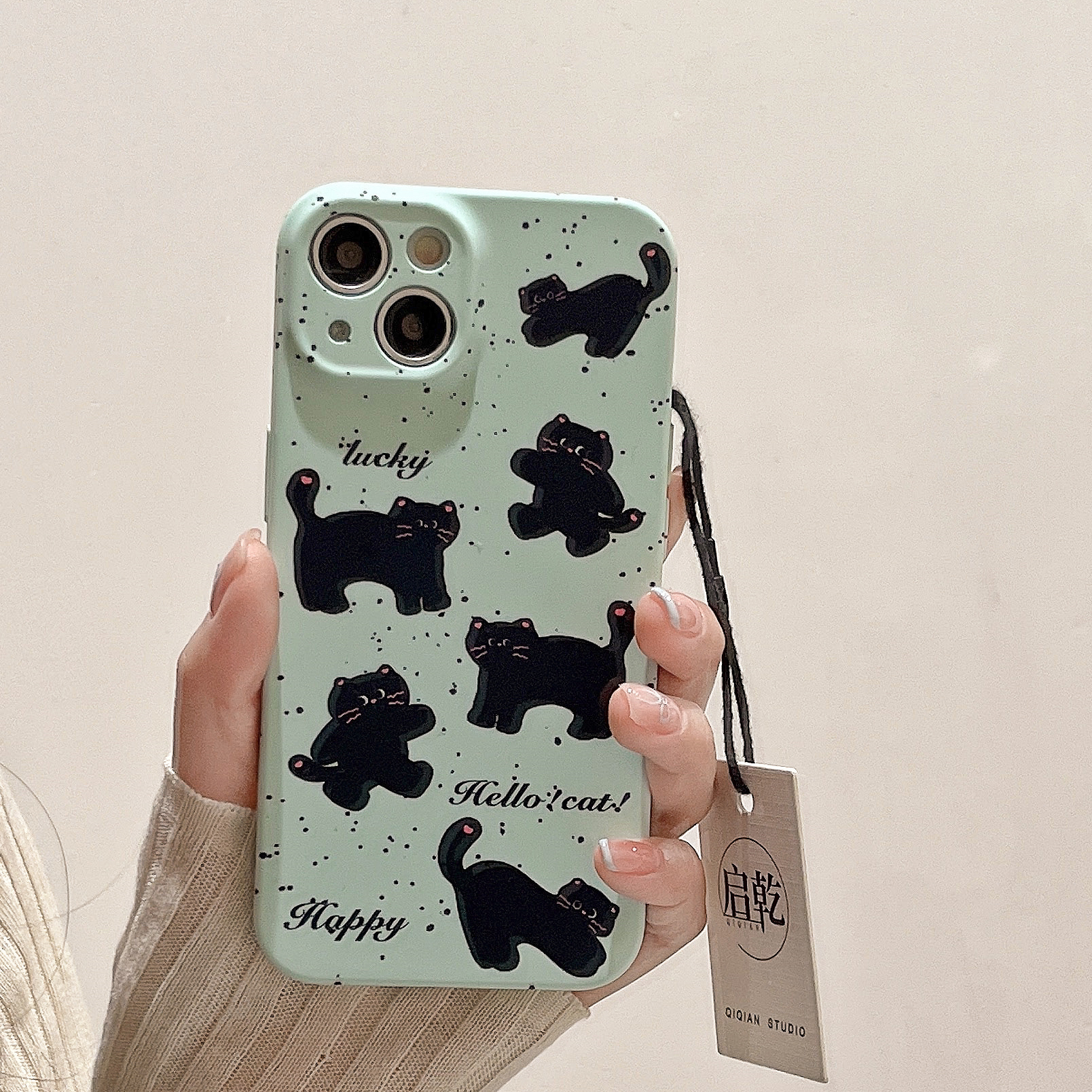 启乾 薄荷绿泼墨猫咪腕带iPhone15手机壳适用苹果14/13promax软壳12手提11链条挂绳少女心可爱卡通新款夏天