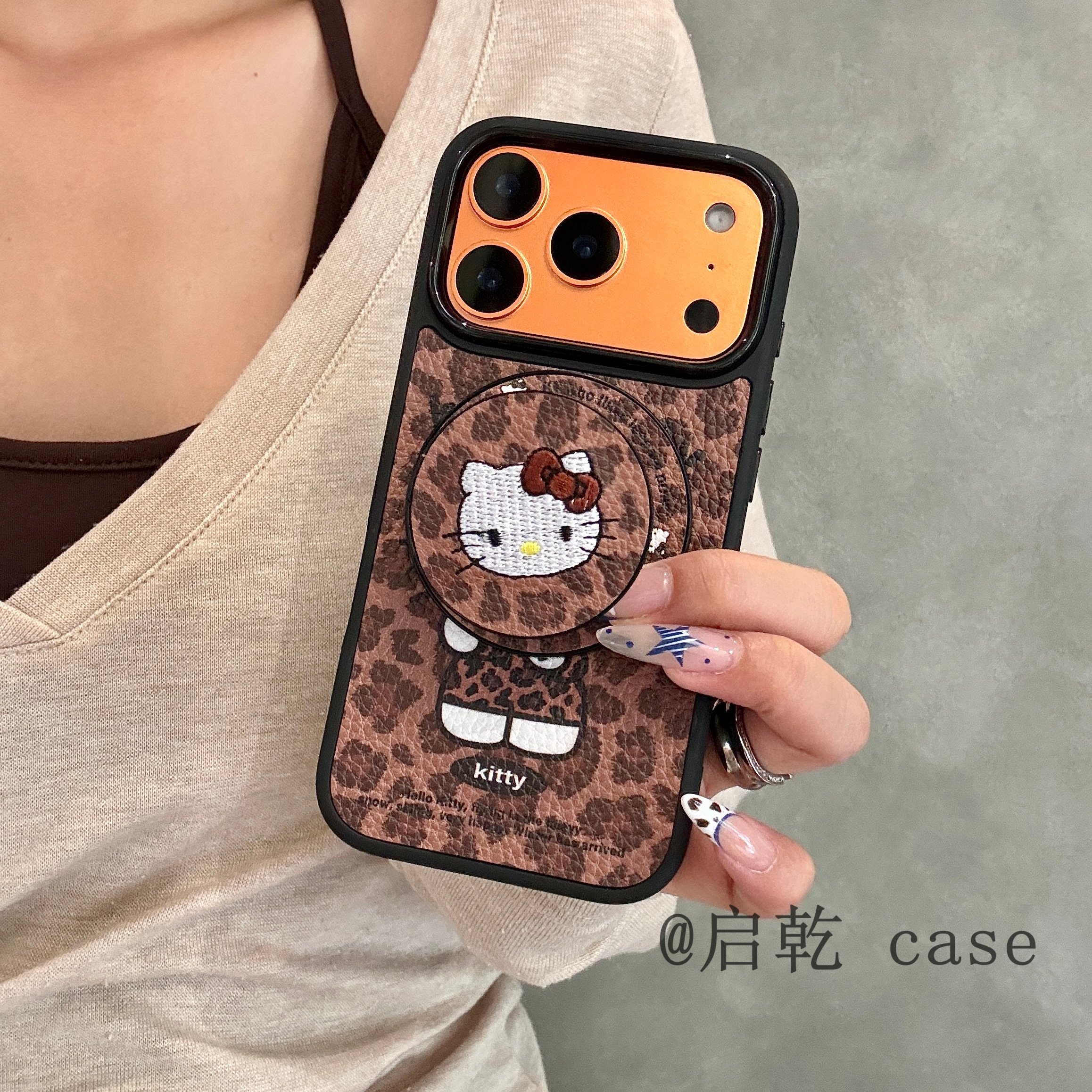 启乾 复古皮质豹纹凯蒂猫磁吸支架iPhone17/16手机壳适用苹果15/14promax软壳链条挂绳哈喽HelloKitty新款ins,淘宝优惠券,粉丝福利购,淘宝优惠卷