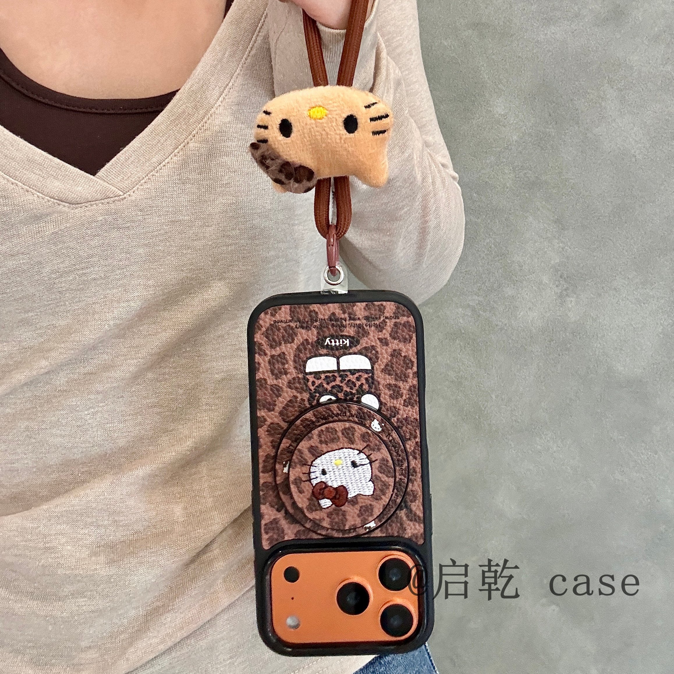 启乾 复古皮质豹纹凯蒂猫磁吸支架iPhone17/16手机壳适用苹果15/14promax软壳链条挂绳哈喽HelloKitty新款ins,淘宝优惠券,粉丝福利购,淘宝优惠卷