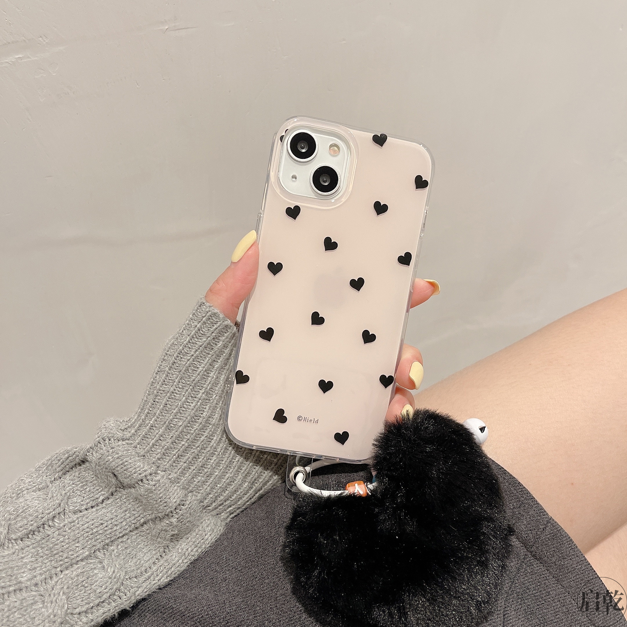 启乾 黑色爱心毛绒挂坠iphone16/15手机壳适用苹果14/13promax硬壳12/11小众高级感气质女神新款防摔