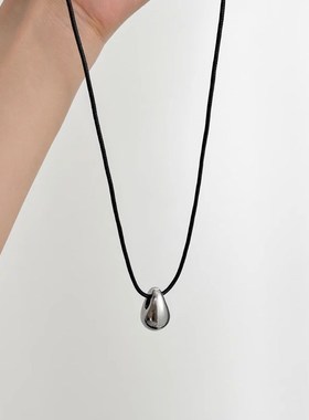 简约黑色a皮绳金属水滴吊坠可调节长项链装饰链轻奢高级感2025新