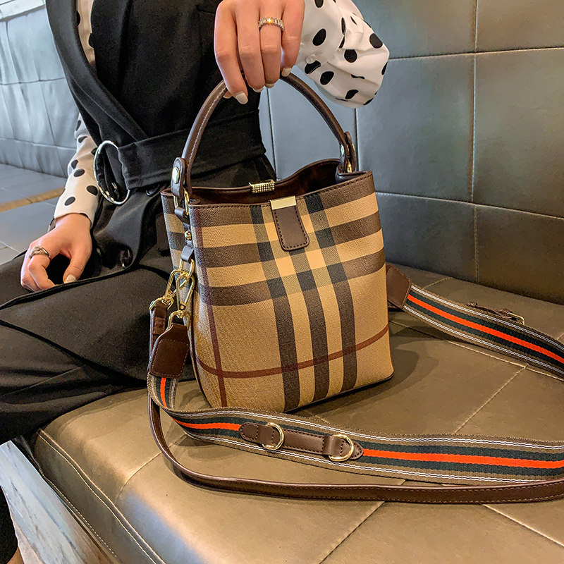 2020新款夏季高级感斜跨小ck水桶包 bgk女士包袋