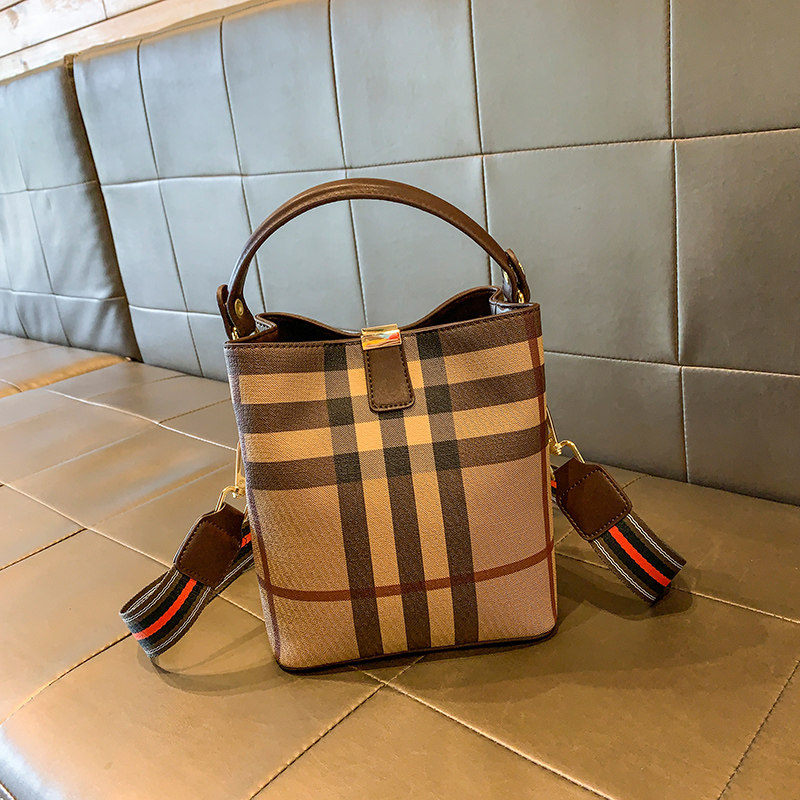 2020新款夏季高级感斜跨小ck水桶包 bgk女士包袋