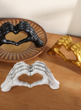 2026秋冬跨境外贸新款Nordic 1pc Heart Hand Skeleton Resin