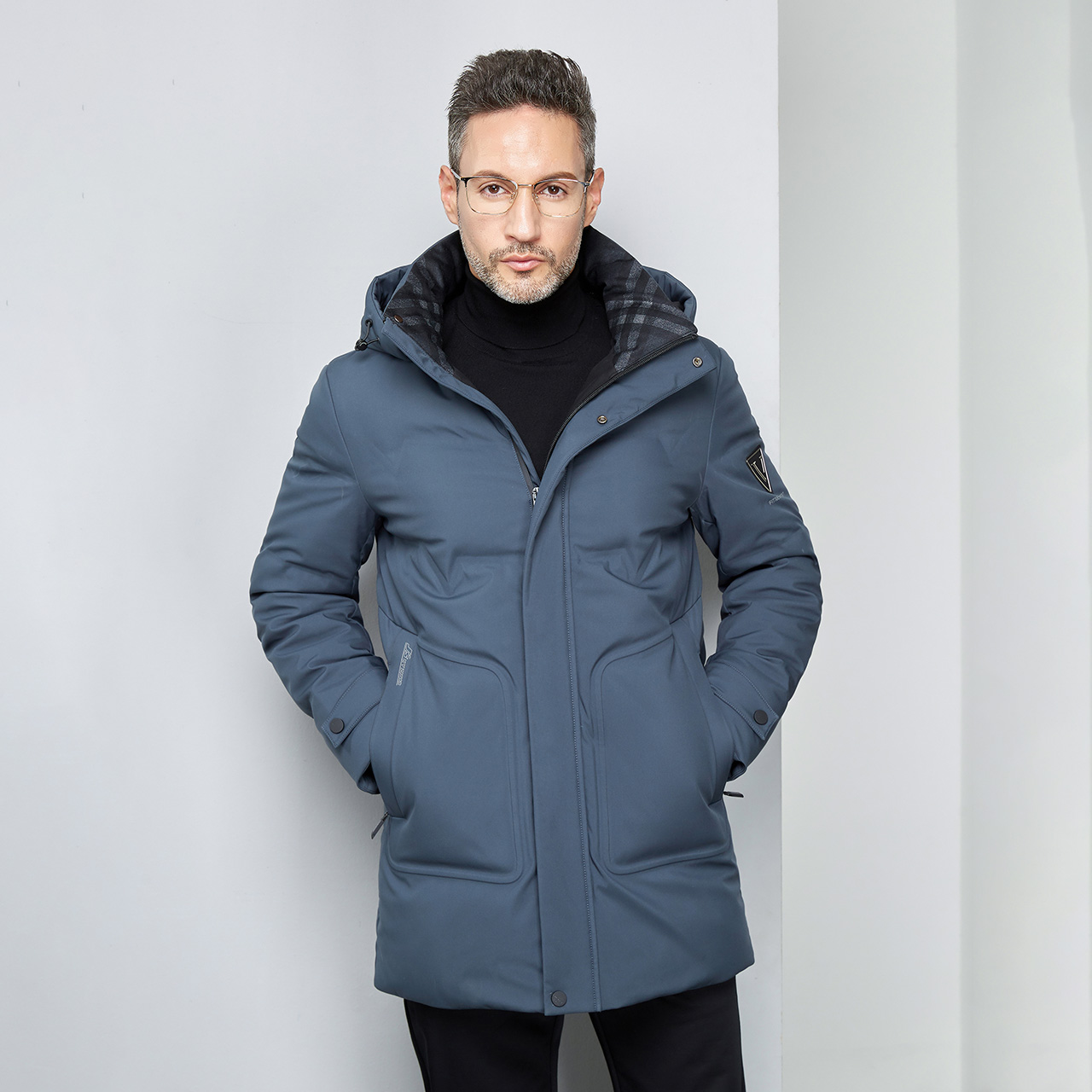 雪中飞 男士时尚温暖连帽大口袋设计百搭短款羽绒服 outlets 雪中飞 男士时尚温暖连帽大口袋设计百搭短款羽绒服 outlets