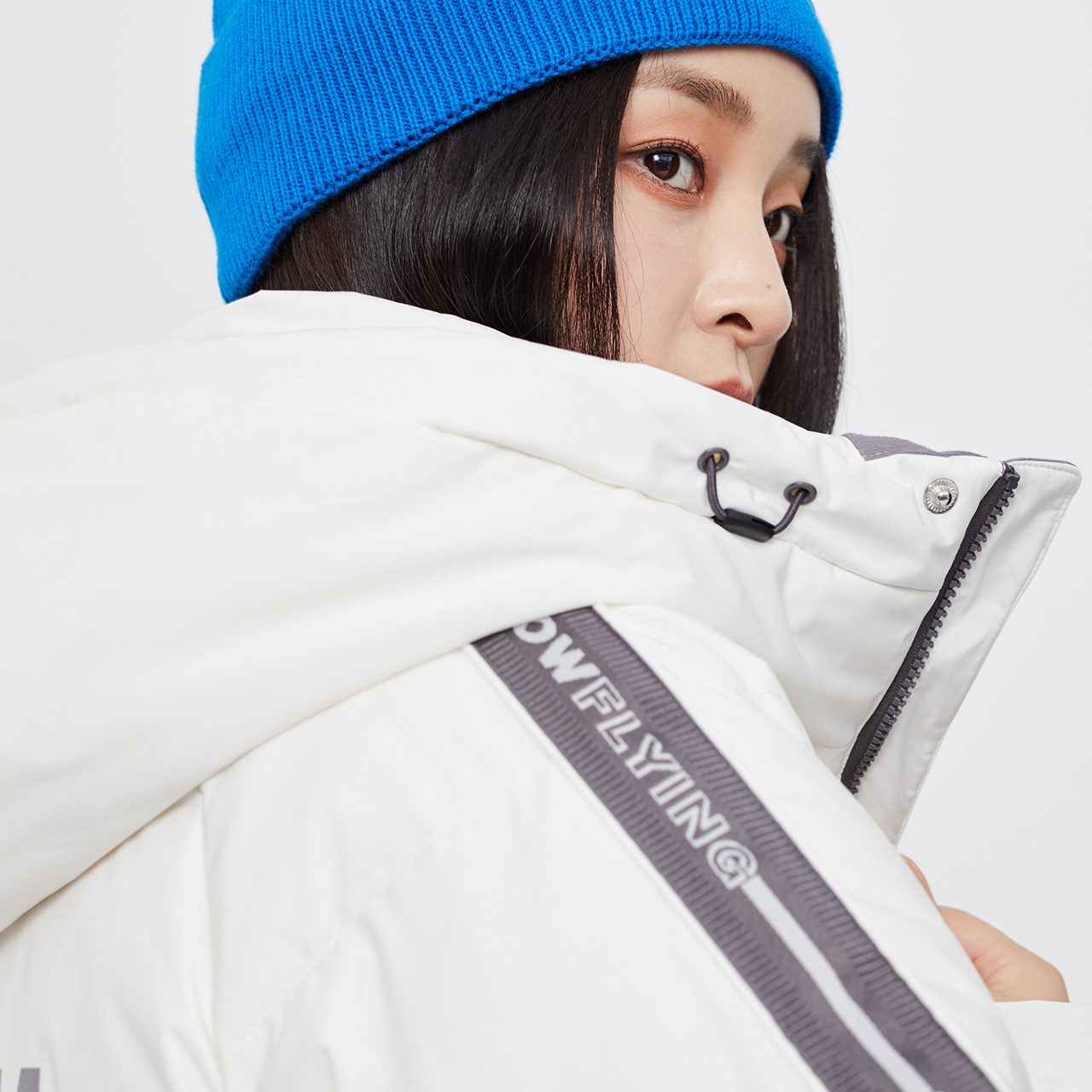 雪中飞 秋冬款时尚易搭保暖女式连帽潮流反光长款羽绒服 outlets 雪中飞 秋冬款时尚易搭保暖女式连帽潮流反光长款羽绒服 outlets
