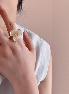 焦糖琥珀色树脂花朵戒指女时尚轻奢小众高级感食指指环戒子配饰品