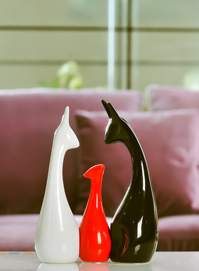 一家三口长颈鹿陶瓷轻奢风摆件