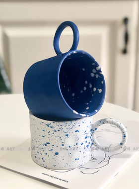 北欧休闲ins环形把手陶瓷杯克莱因蓝黑白喷墨样板房马克杯咖啡杯
