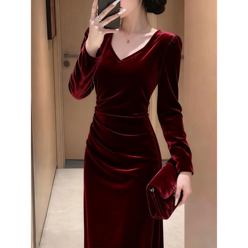 大码女装酒红色丝绒连衣裙女秋冬高级感长袖气质修身显瘦包臀长裙 - 图1