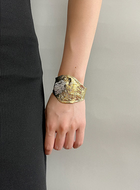 日系CoopKoop欧美复古闪钻浮雕狮子头锤纹宽版手镯时髦气质小众