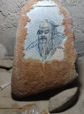 泰山原石雕刻石刻孔夫子像石雕工艺品 原石天然颜色书房中式装饰