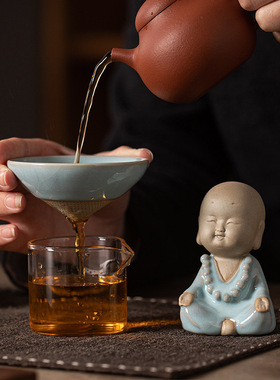 中式小和尚摆件家居桌面装饰茶桌禅意陶瓷人物斗笠茶漏小沙弥茶宠