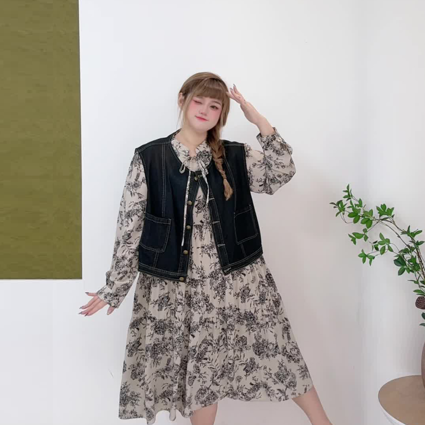 法式复古碎花连衣裙牛仔马甲胖莹莹大码女装显瘦水墨画高级感套装 - 图1