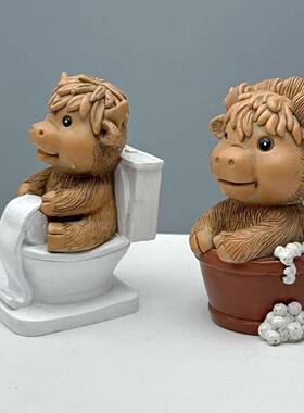 跨境新款创意家居桌面树脂浴坐马桶纸巾高地牛雕像摆件节日装饰品