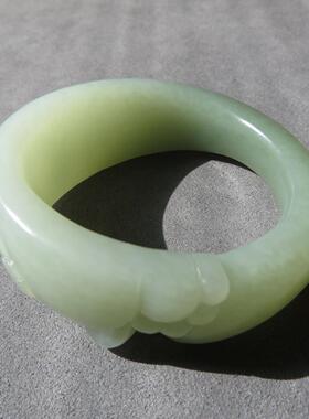 一方玉舍和田玉新疆白玉籽料留皮孔带翠55mm女士手镯猫镯