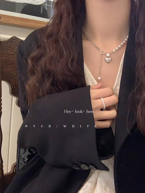 Downton’s daughter’s temperament necklace is so versatile!