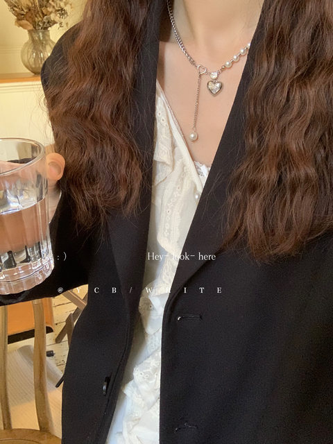 Downton’s daughter’s temperament necklace is so versatile!