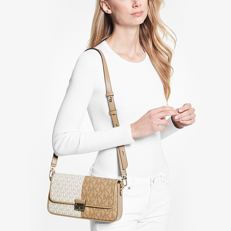 mk bradshaw小号老花法棍斜挎包 MICHAEL KORS女士包袋